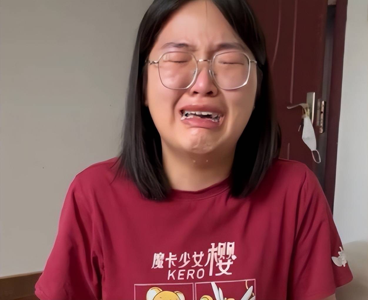 《食堂惊现"脆皮大学生"窗口：5元管饱黑暗料理，学生边哭边录吃播》