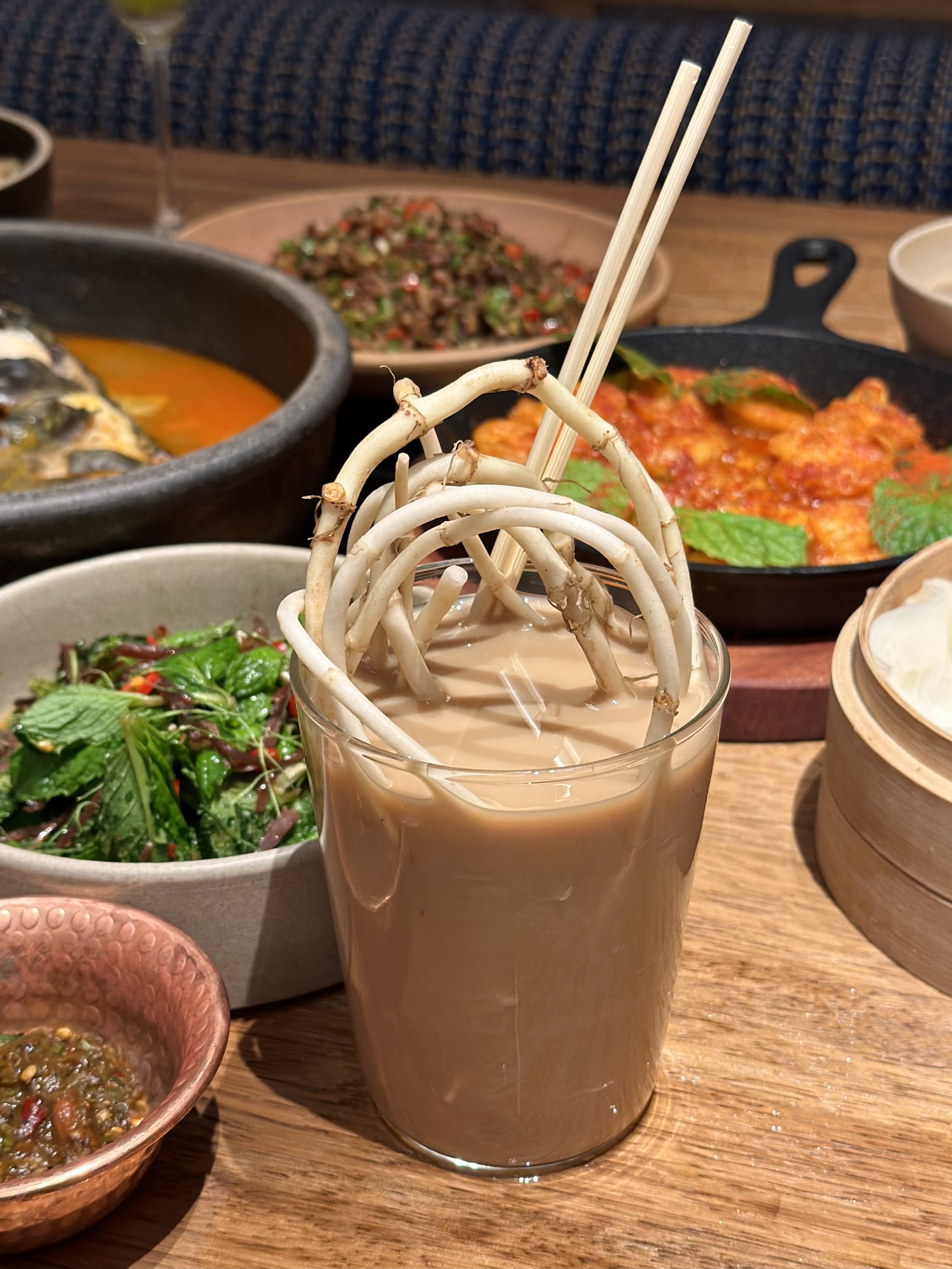 "火锅配奶茶？"成都惊现暗黑爆款：折耳根奶茶日销破千杯