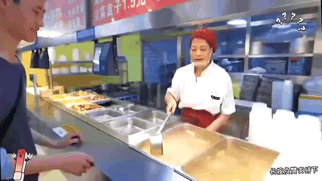 食堂阿姨手抖治愈术？学生发明"防抖餐盘"爆红网络