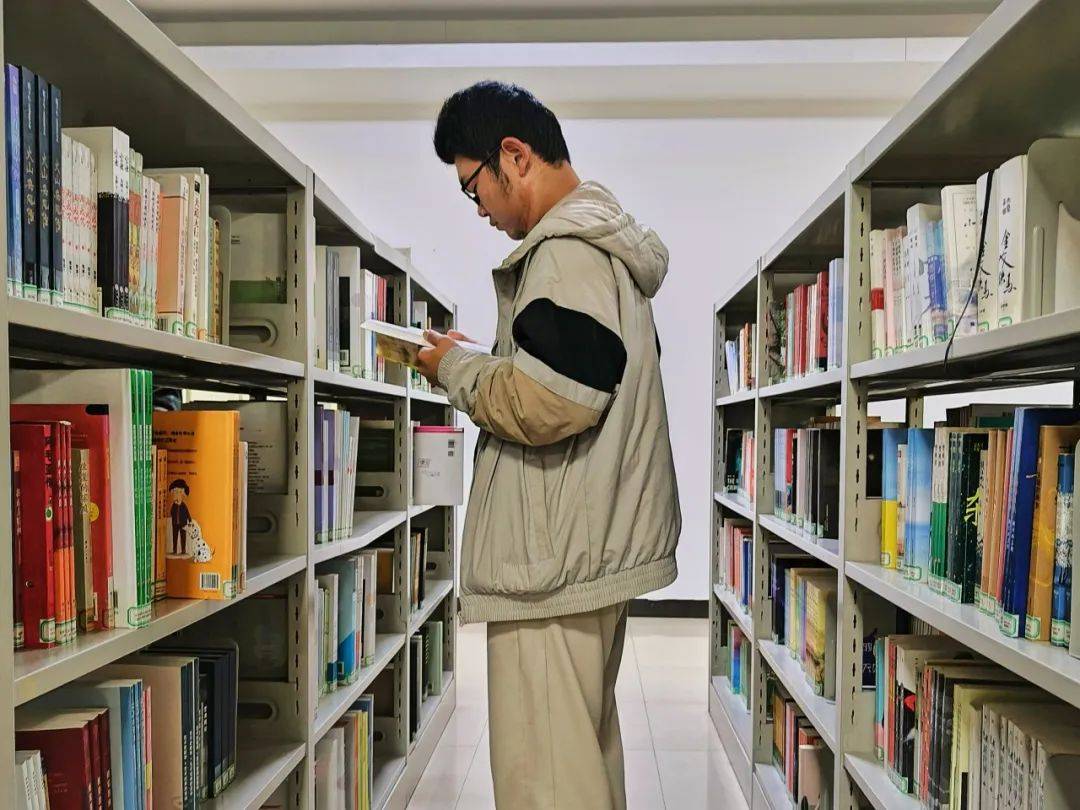 当代"达摩面壁"？大学生图书馆鏖战72小时引争议 校方回应：已安排心理疏导