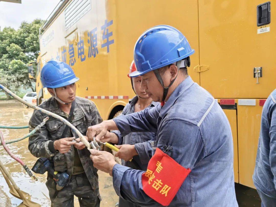 贵州洪灾中电力工人住车上4天，保千名学生填高考志愿
