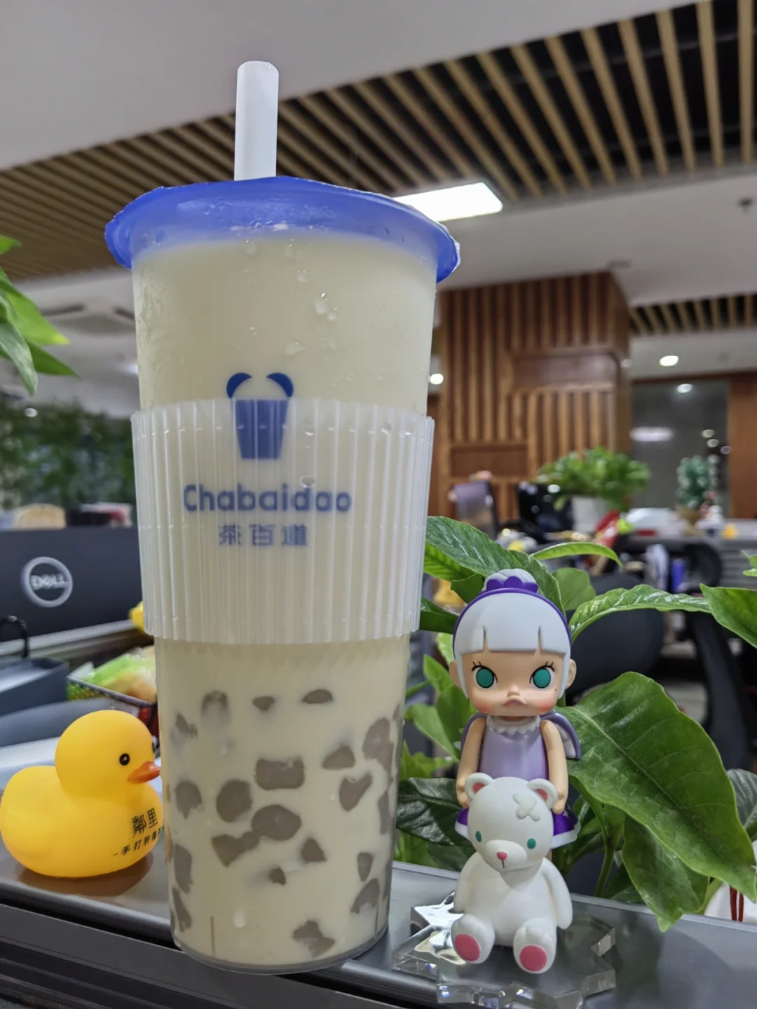 ‌劫匪持刀冲进奶茶店大喊打劫，店员反问“芋圆波波要加钱哦？”