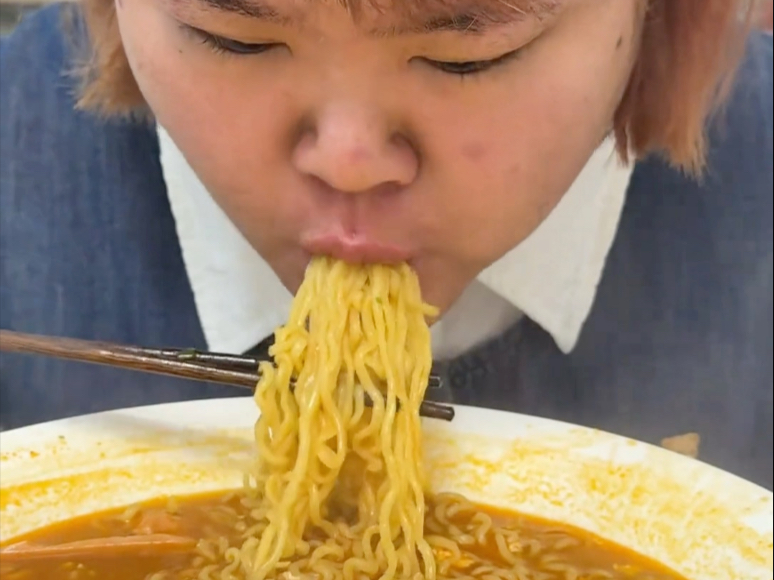 高校食堂推出“减脂餐”，学生投诉：吃完饿到偷啃室友泡面