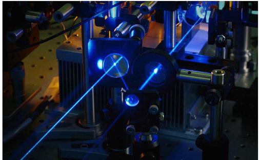 核心突破：量子点激光器实现室温连续激射