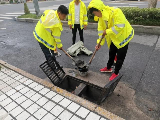 暴雨突袭！看我校排水系统如何变身"威尼斯水道" 