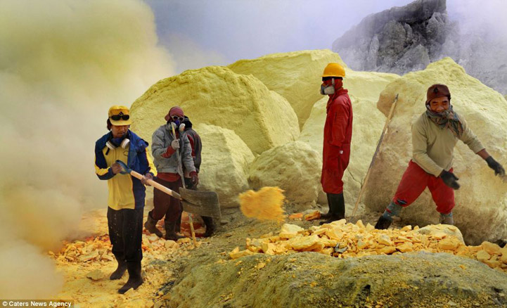 印尼伊真火山：矿工在致命硫磺雾中徒手搬运100℃硫磺块