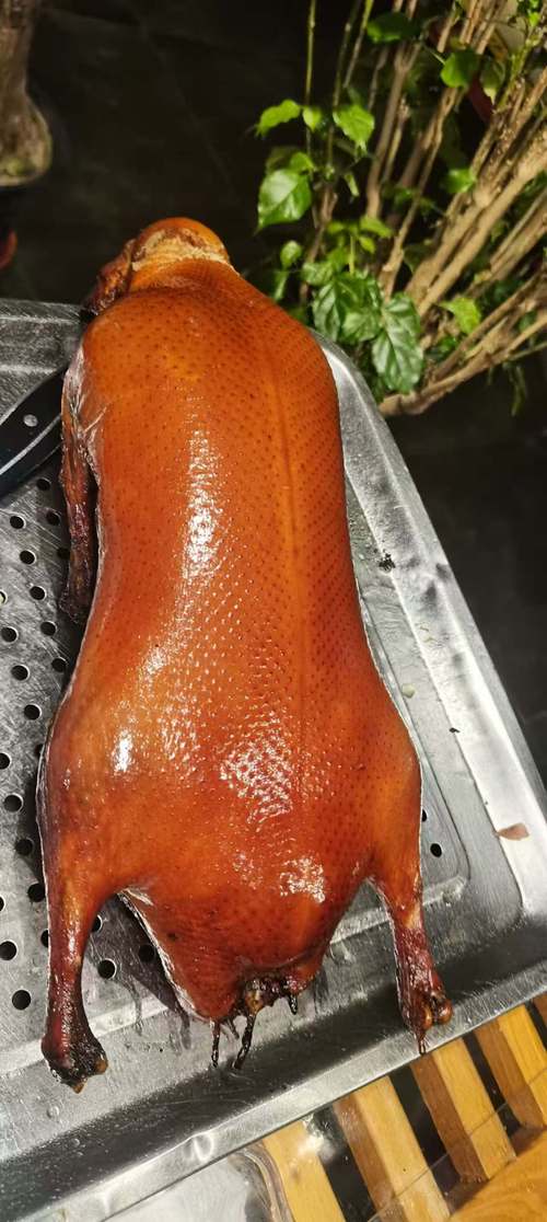 北京烤鸭：皇城根下的酥脆传奇